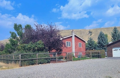 Gardiner Apartment | Lost Pines Guesthouse - Beautiful views and only 5 minutes to Yellowstone Park