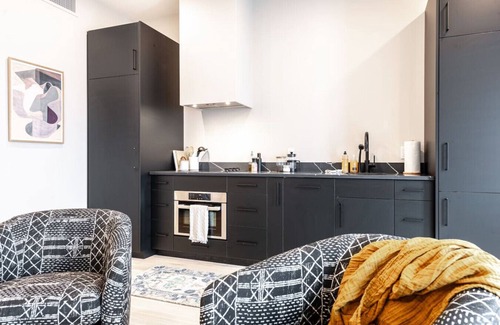Stratford Apartment | Lot 44: Wood Forbes Unit 2 (King)
