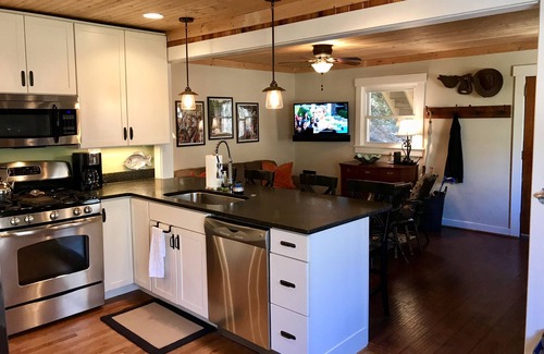 Black Mountain House | Lots of Luxuries in the Heart of Montreat - Gourmet kitchen, HVAC, WIFI, Gas FP