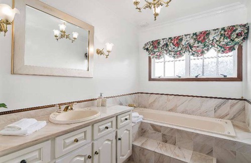 Springfield House | Lots of space for big group, good location, well kept, infinite fiber wifi.