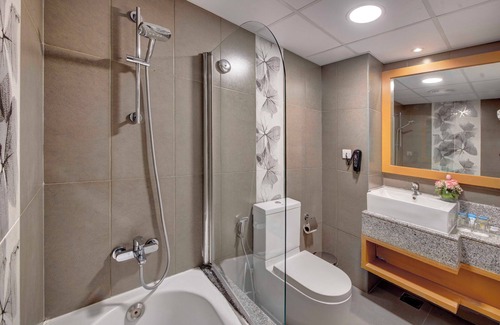 Al Muraqqabat Hotel | Lotus Grand Hotel