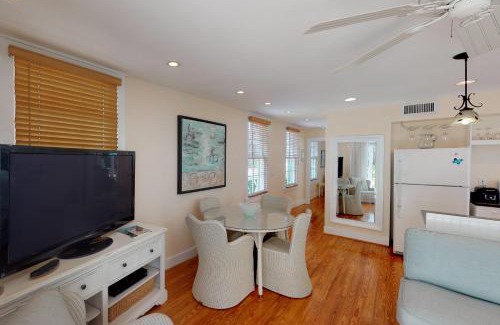 Uptown - Upper Duval Apartment | Louisa's Garden