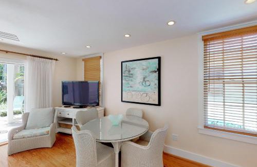 Uptown - Upper Duval Apartment | Louisa's Garden