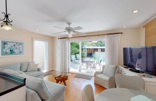 Uptown - Upper Duval Apartment | Louisa's Garden