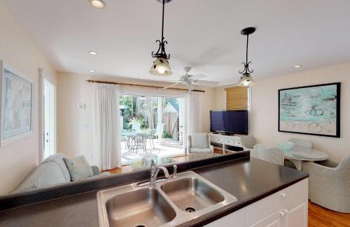 Uptown - Upper Duval Apartment | Louisa's Garden