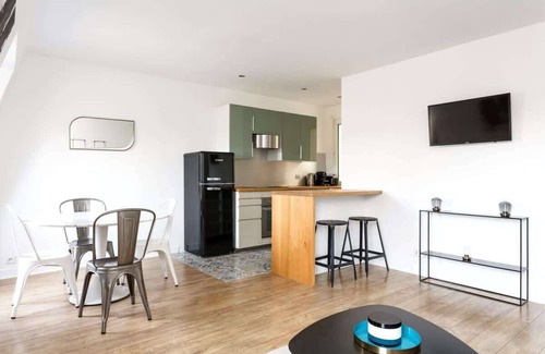 1st Arrondissement Apartment | Louvre Comedy Summary