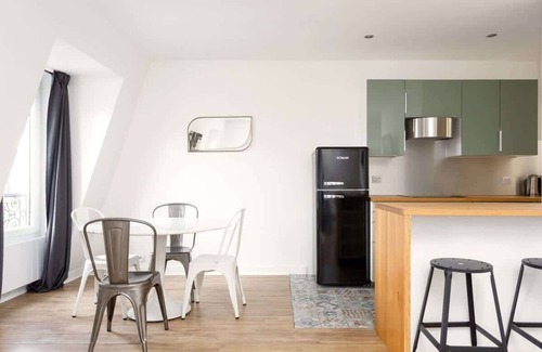 1st Arrondissement Apartment | Louvre Comedy Summary