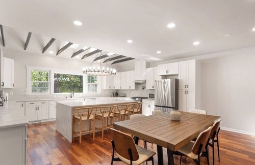 Annandale House | Love at first stay! Luxury 4 bed 4 bath near DC! Clean with EV charger! Family!
