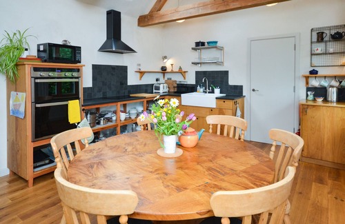 Totnes House | Love Barn - Three Bedroom House, Sleeps 6