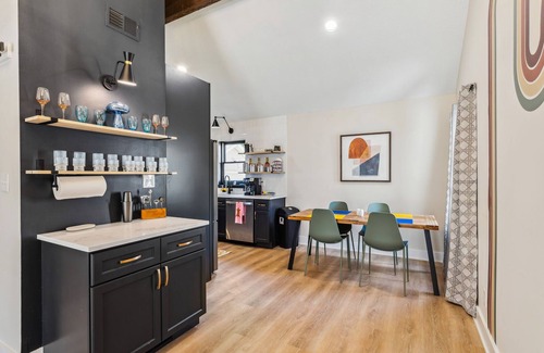 Detroit - Shoreway House | Love by the Lake - 3 bedroom Boho Bungalow in the Heart of The Shoreway