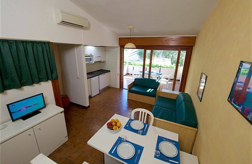 Castiglione della Pescaia House | Lovely apartment in villa for 4 guests with pool, A/C, WIFI, TV, terrace and pets allowed