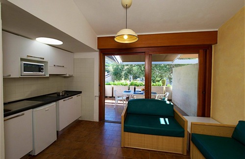 Castiglione della Pescaia House | Lovely apartment in villa for 4 guests with pool, A/C, WIFI, TV, terrace and pets allowed