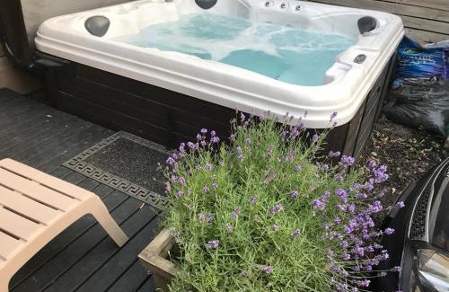 The Junction Apartment | Love-nest With Private Hot Tub