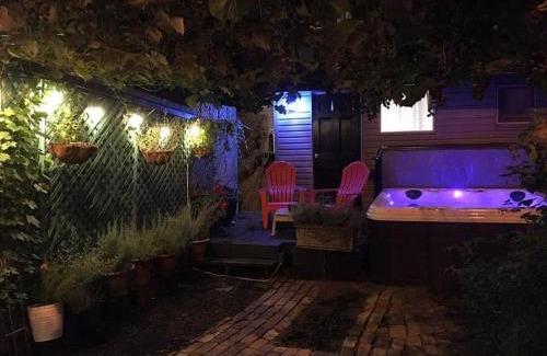 The Junction Apartment | Love-nest With Private Hot Tub