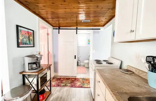 Port Clinton Cottage | Love Shack Private Hot tub steps to Jet/Town