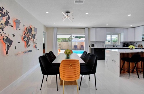 Pembroke Pines House | Love Ur Journey 2 Heated Pool Game Room Sleeps 13