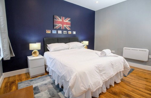 Lincoln House | lovely 1 bed en-suite room king sized bed free WIFI, Toiletries, smart tv