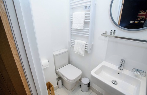 Lincoln House | lovely 1 bed en-suite room king sized bed free WIFI, Toiletries, smart tv