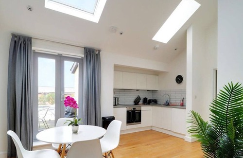 Cambridge Apartment | Lovely 1 Bedroom Flat with Free Off Road Parking