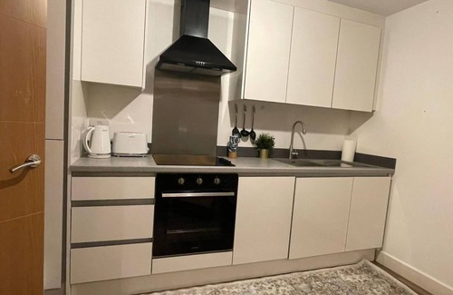 West Bromwich Apartment | Lovely 1 Bedroom Serviced Apartment with Parking