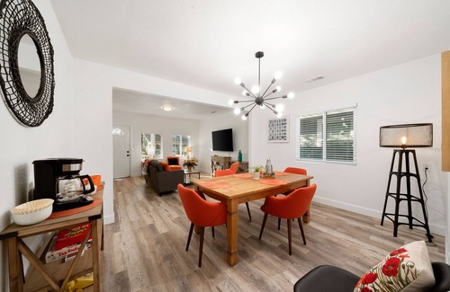 Southeastern Sacramento House | Lovely 2 bdrm/1bth close to Downtown Sacramento!