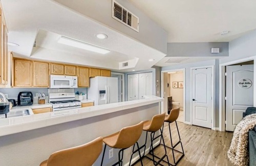 Las Vegas Condo | Lovely 2-bedroom condo with AC, fitness room in vibrant Las Vegas