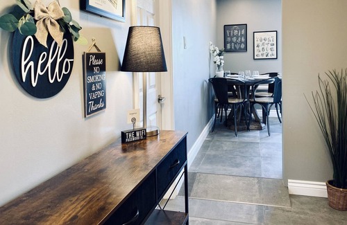 Hamilton Apartment | Lovely 2-Bedroom Suite with King Bed and Fast Wifi