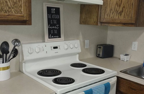 Longview House | Lovely 2 Bedroom Townhouse in ❤️ of Longview!