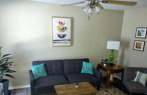 Longview House | Lovely 2 Bedroom Townhouse in ❤️ of Longview!