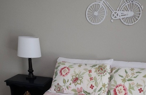Longview House | Lovely 2 Bedroom Townhouse in ❤️ of Longview!