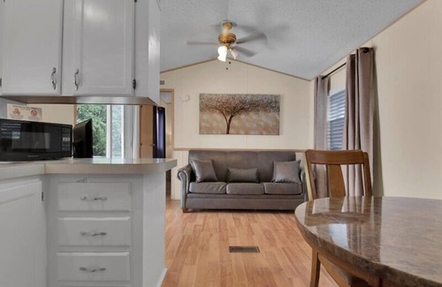 Gatlinburg - Pigeon Forge RV Rental | Lovely 2BR Cottage in Pigeon Forge
