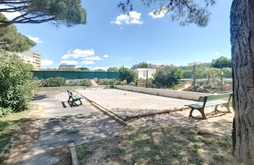 Carnon-Plage Apartment | Lovely 2BR in Carnon with pool, parking, air con & WiFi