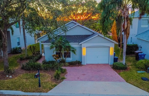 Haines City House | LOVELY 3 BDR Home @ ORLANDO with Heated POOL/LAKE view/Golf Course!