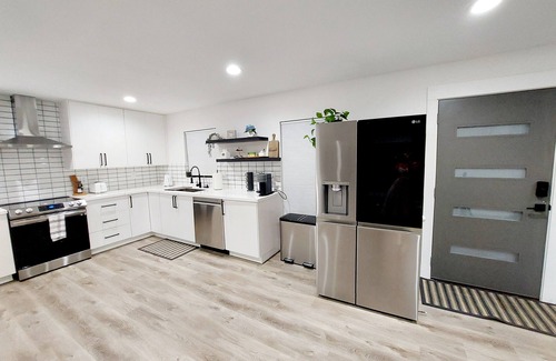 Venice House | Lovely 3-bdrm waterfront home with heated pool