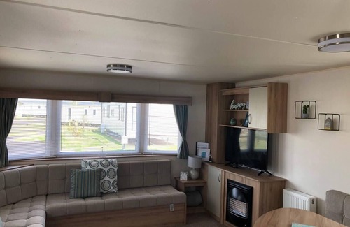 Tattershall Cabin | Lovely 3-Bed Caravan with Hot Tub in Lincolnshire