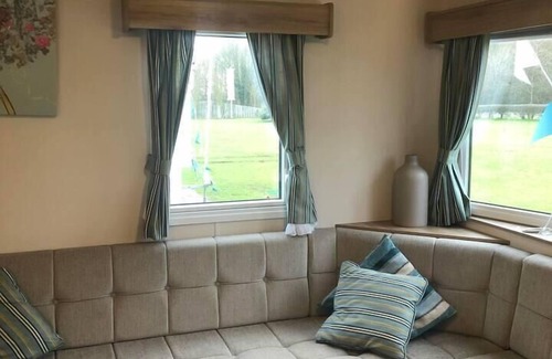 Tattershall Cabin | Lovely 3-Bed Caravan with Hot Tub in Lincolnshire