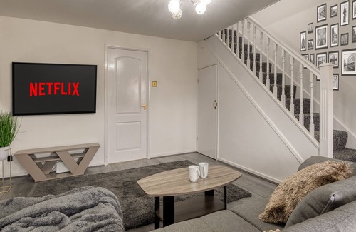 Radcliffe House | Lovely 3-Bed cosy House in Greater Manchester