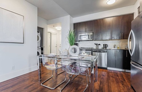 Downtown Mississauga Condo | Lovely 3 Bedroom Condo with Balcony