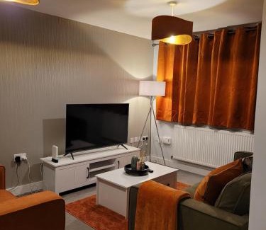 Telford House | Lovely 3 bedroom house, Sleeps up to 5, 1 comfy double bed, 3 comfy single beds, Suitable for contractors and holiday makers, Quiet area, free wifi, Parking, Garden,