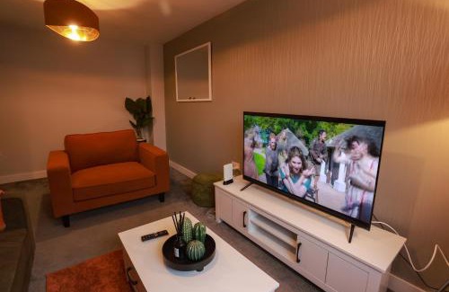 Telford House | Lovely 3 bedroom house, Sleeps up to 5, 1 comfy double bed, 3 comfy single beds, Suitable for contractors and holiday makers, Quiet area, free wifi, Parking, Garden,