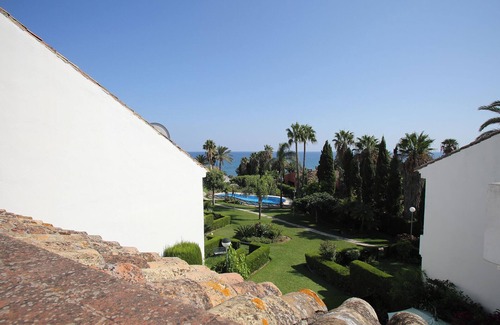 Bahia Dorada House | Lovely 3 bedroom townhouse by the beach near Estepona w shared pool and garden