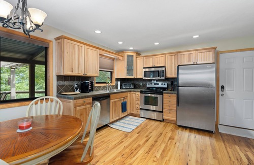 Maggie Valley House | Lovely 3-bedroom house with WiFi in Maggie Valley with hot tub