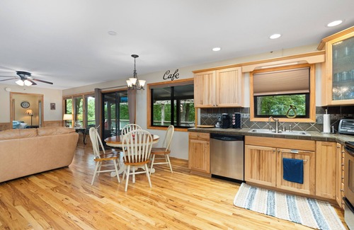 Maggie Valley House | Lovely 3-bedroom house with WiFi in Maggie Valley with hot tub