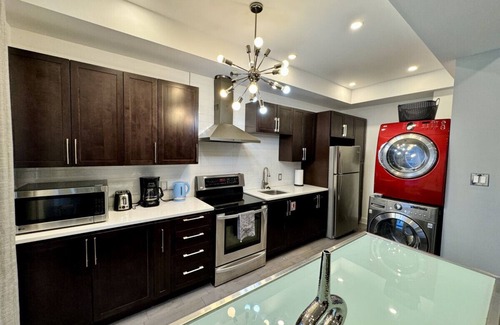 Shaughnessy Village Apartment | Lovely 3BR Condo in the heart of DT Mtl
