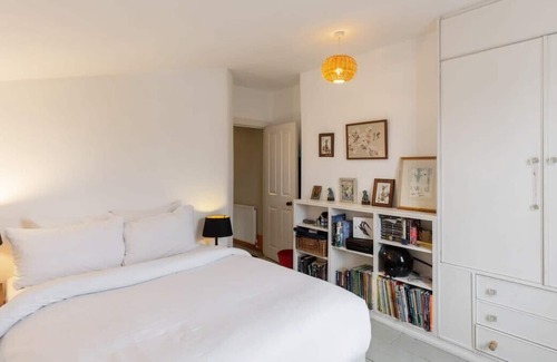 College Park and Old Oak Apartment | Lovely 4-Bedroom House near Portobello
