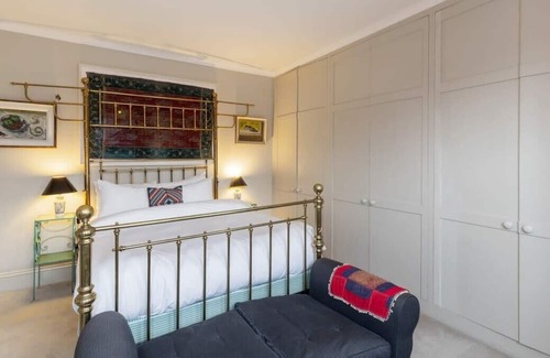 College Park and Old Oak Apartment | Lovely 4-Bedroom House near Portobello