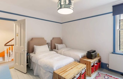 College Park and Old Oak Apartment | Lovely 4-Bedroom House near Portobello