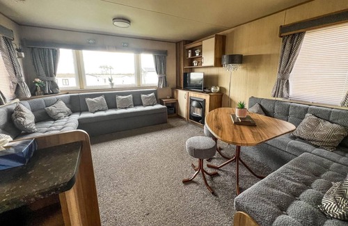 Winestead House | Lovely 6 berth caravan with Wi-Fi at Sand le Mere in Yorkshire ref 71091TD