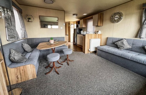 Winestead House | Lovely 6 berth caravan with Wi-Fi at Sand le Mere in Yorkshire ref 71091TD