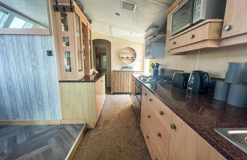 Hopton on Sea House | Lovely 8 berth caravan at Hopton Holiday Park to hire in Norfolk ref 80017L